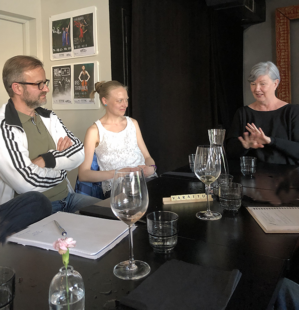 Eija Hinkkala kertomassa Kertsi ry:n jäsenille lauluntekijän työstä.