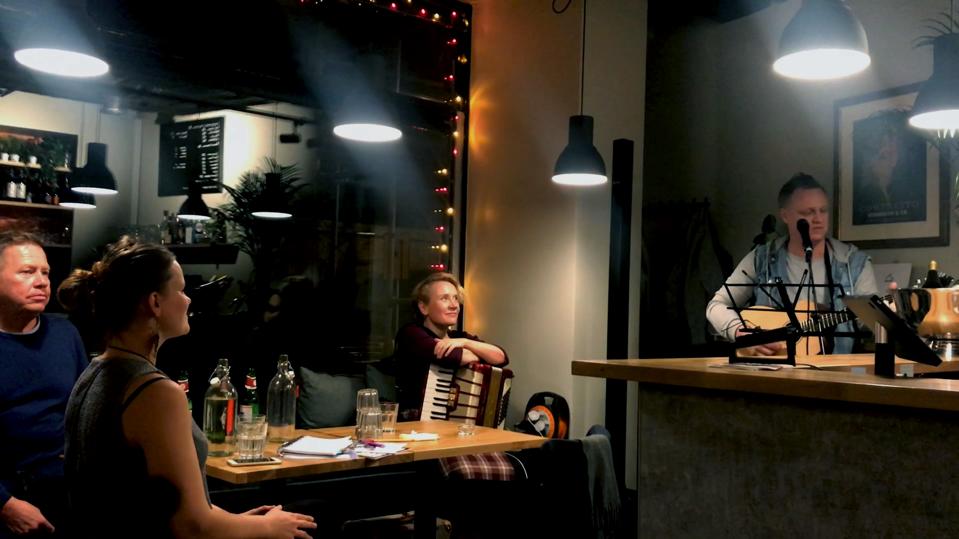 Lasse Wikman, Heidi Harju, Tuija Rantalainen kuuntelemassa Petri Somerin musisointiesitystä